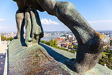 2D俯视角生存类动作游戏《上个P班》Steam页面开放 2025年6月发行